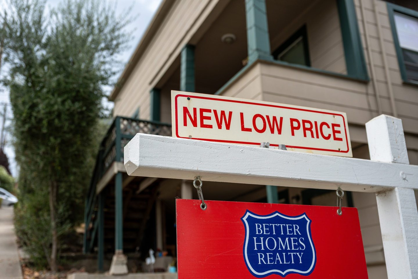 A &quot;New Low Price&quot; sign in front of a home in Crockett, California, US, on Wednesday, Sept. 24, 2025. The National Association of Realtors is scheduled to release existing homes sales figures on September 25. Photographer: David Paul Morris/Bloomberg via Getty Images